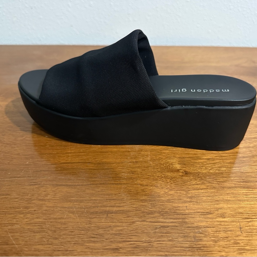 💕💕Super cute Madden Girl Black Platform Slides size 8M
